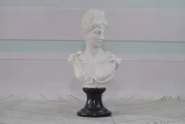 marmurowa-figura-popiersie-kobiety-z-kwiatami-figura-rzezba-marmur