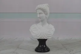 marmurowa-figura-popiersie-arystokratki-figura-rzezba-marmur-ozdoba