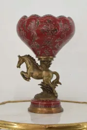 porcelanowy-puchar-wazon-czerwona-waza-porcelana-braz-kon-ozdoba