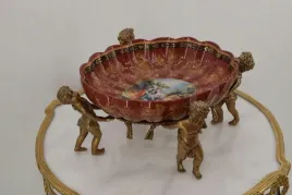 patera-porcelanowa-4-anioly-czerwona-porcelana-aniol-amor-milosna-scena