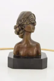 kobieta-z-kwiatami-na-oczach-dziewczyna-figura-z-brazu-ozdoba-prezent