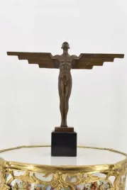 ikar-z-rozlozonymi-skrzydlami-mityczna-figura-rzezba-z-brazu-art-deco