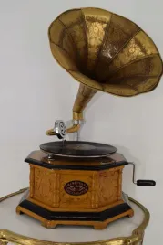gramofon-patefon-8-kat-orzech-jasny-sprawny-muzyk-tuba-rzezbiona