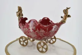 porcelanowa-patera-kareta-zaprzeg-porcelana-czerwona-braz-secesja-aniol