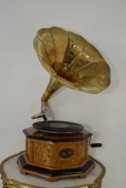gramofon-patefon-8-kat-orzech-jasny-sprawny-muzyk-zlota-tuba