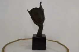 modernistyczna-figura-twarz-na-dloni-usta-kobiety-rzezba-z-brazu-ozdoba