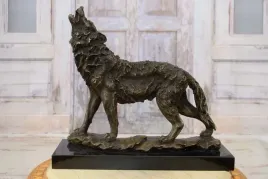 stojacy-wilk-wyjacy-wilk-figura-z-brazu-kolekcjonerska