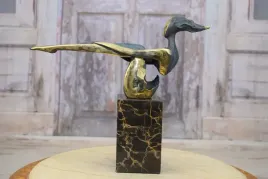 lgarska-kobieta-figura-z-brazu-zloconego-akt