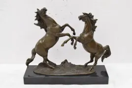 dzikie-konie-walka-konie-kon-figura-z-brazu