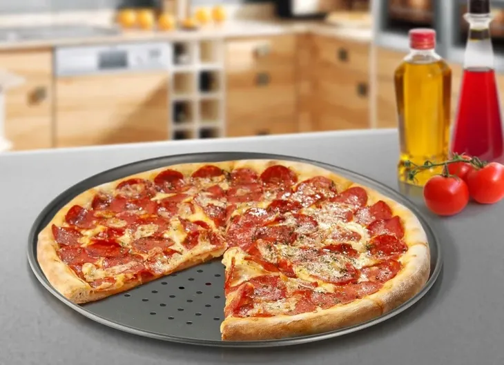 forma-do-pizzy-perforowana-32-cm-material-metal