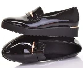 mokasyny-damskie-eleganckie-na-koturnie-ekoskora-lakierowana-czarne-modne