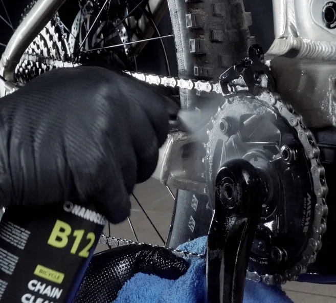 nanoclean-b12-chain-cleaner-e-bike-500-ml-odtluszczacz-do-lancucha-i-napedu-roweru-elektrycznego-usuwa-smary-woski-i-oleje-waga-z-opakowaniem-0-5-kg