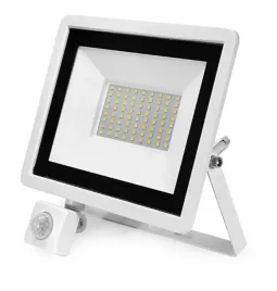 naswietlacz-led-50w-4000k-z-czujnikiem-ip65-biala-przed-dom-na-parking