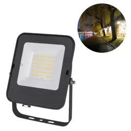 naswietlacz-led-30w-4000k-na-taras-przed-dom-garaz-parking-ogrod-ip65