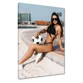 obrazy-50x70-laska-z-pilka-footballowa