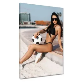 obrazy-40x60-laska-z-pilka-footballowa
