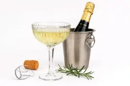 kieliszek-krysztalowy-do-szampana-koktajlowy-370-ml-skylin