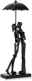 figurka-calujacej-sie-pary-pod-parasolem-27-cm