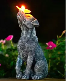 figurka-psa-z-motylem-led-dekoracja-ogrodowa-z-zywicy