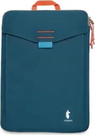 pokrowiec-na-laptopa-cotopaxi-laptop-sleeve-16-abyss-and-lake