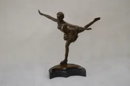 lywiarka-kobieta-na-lyzwach-figura-z-brazu