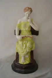 figura-porcelana-kobieta-z-ksiazka-francja