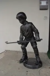 hokeista-z-brazu-hokej-figura-rzezba-braz