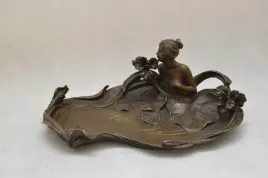 patera-z-brazu-kobieta-z-liliami-wodnymi-akt
