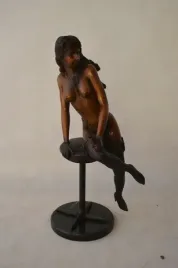 piekna-kobieta-w-szpilkach-braz-60cm-akt-z-brazu
