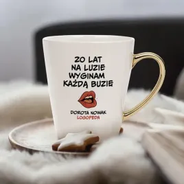 kubek-do-kawy-ze-zlotym-uchem-i-nadrukiem-dla-logopedy