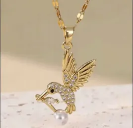 naszyjnik-wisiorek-ptak-koliber-z-diamencikami-zloty-prezent