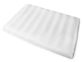 przescieradlo-satynowe-biale-adamaszkowe-tivoli-paski-1-cm-rozmiar-180x240