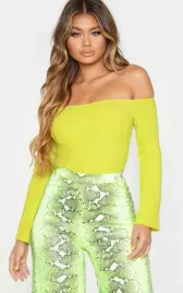 limonkowa-bluzka-z-odkrytymi-ramionami-prettylittlething-xxl