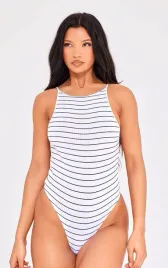 biale-prazkowane-body-w-paski-na-cienkich-ramiaczkach-prettylittlething-l