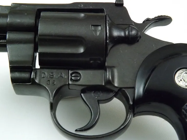 replika-amerykanski-rerwolwer-python-magnum-2-denix-model-1062-waga-z-opakowaniem-1-1-kg