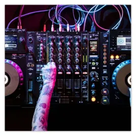 fototapety-208x208-dj-grajacy-muzyke-party