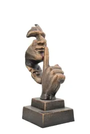 figura-z-brazu-cisza-twarz-buzia-pokazujaca-cisze-rzezba-ozdoba