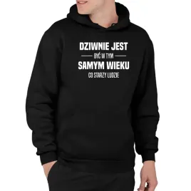 dziwnie-jest-byc-w-tym-samym-wieku-co-starzy-ludzie-bluza-urodzinowa-meska
