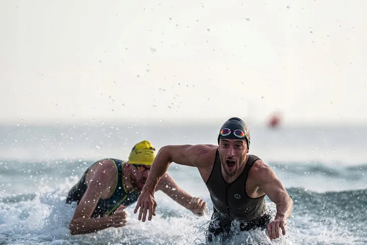rogelli-florida-kombinezon-stroj-do-triathlonu-zawartosc-kompletu-koszulka-z-krotkim-rekawem-krotkie-spodnie