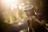 rogelli-tecta-ultralekki-kask-rowerowy-cechy-dodatkowe-otwory-wentylacyjne-regulacja-rozmiaru-regulowane-paski-wkladka-antybakteryjna