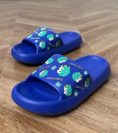 niebieskie-klapki-dzieciece-z-nadrukiem-dinos