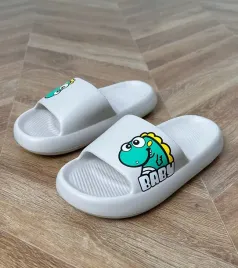szare-klapki-dzieciece-z-nadrukiem-milos
