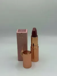 charlotte-tilbury-matte-revolution-pomadka-pillow-talk