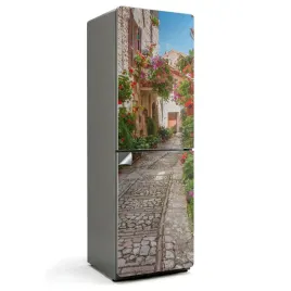 fototapeta-okleina-samoprzylepna-na-lodowke-urokliwa-uliczka-z-kwiatami