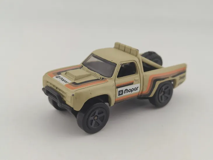 hot-wheels-87-dodge-d100