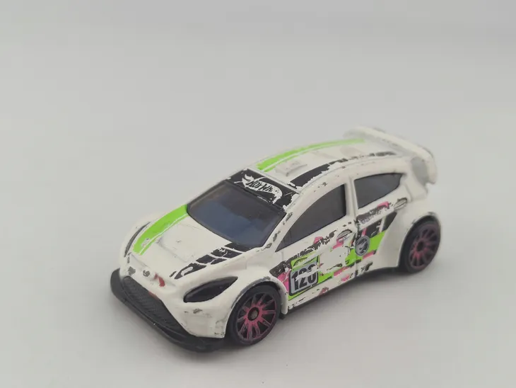hot-wheels-12-ford-fiesta