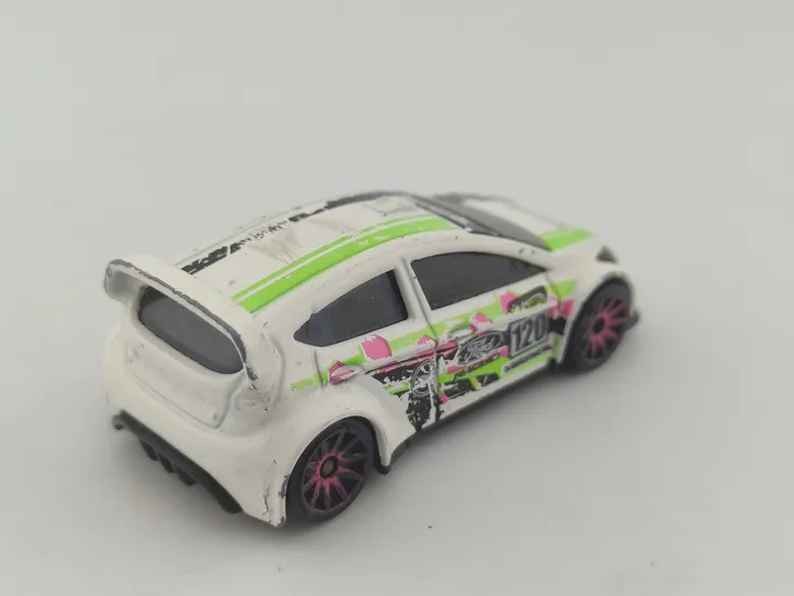 hot-wheels-12-ford-fiesta-stan-nowy