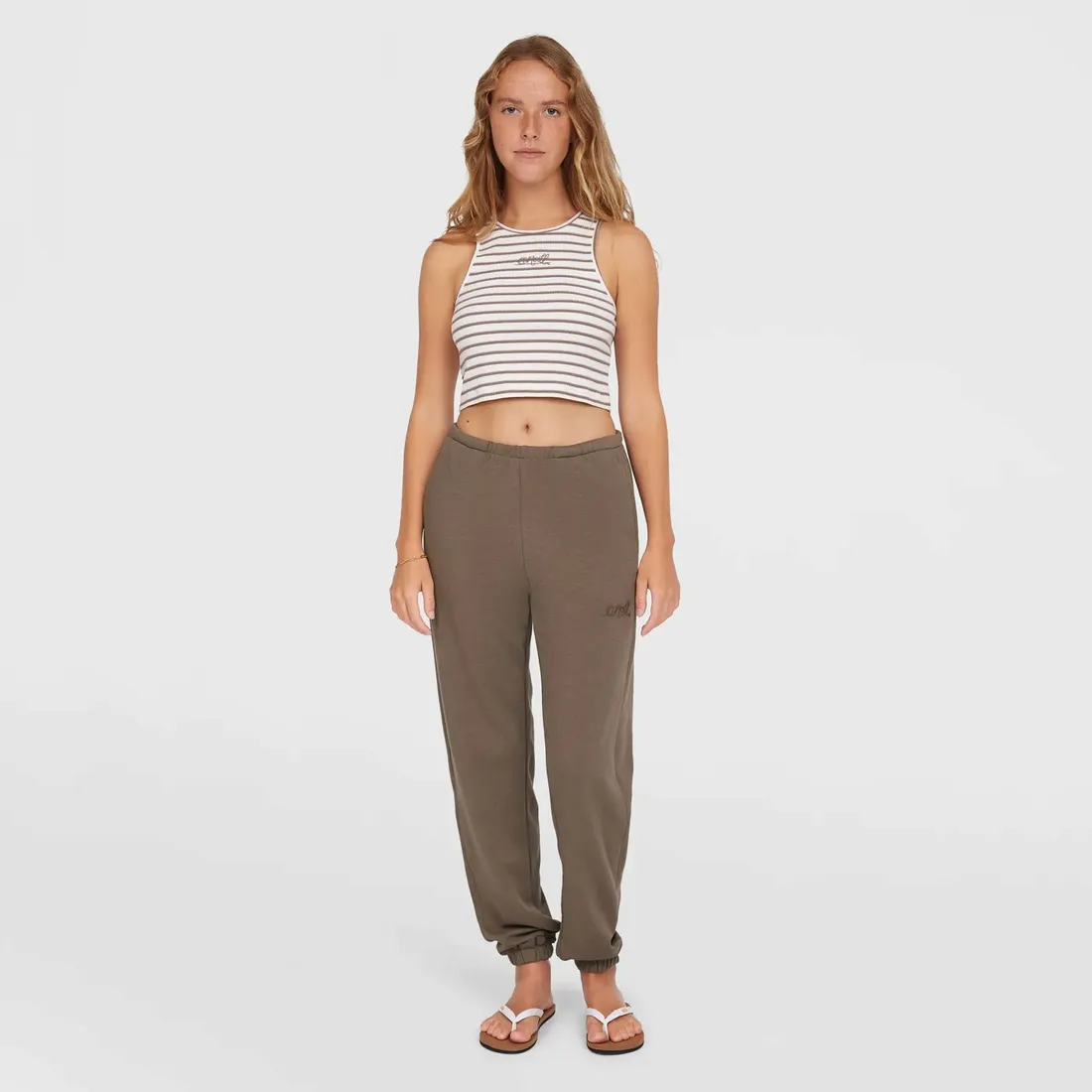 damskie-spodnie-essentials-o-neill-script-sweatpan-stan-nowy