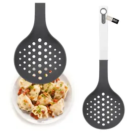 lyzka-cedzakowa-szumowka-kuchenna-do-odcedzania-pierogow-klusek-32-cm