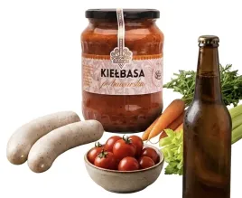 biala-kielbasa-po-bawarsku-podlana-piwem-z-warzywami-i-pomidorami